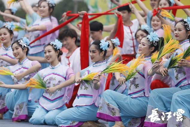 　　9月21日，咸寧市咸安區(qū)高橋蘿卜小鎮(zhèn)百畝草地上舉行了“慶豐收·迎小康”第三屆中國(guó)農(nóng)民豐收節(jié)湖北分會(huì)場(chǎng)咸寧主會(huì)場(chǎng)慶?；顒?dòng)，全市各界農(nóng)民代表相聚白水畈的美麗田野，分享豐收的喜悅，慶祝屬于自己的節(jié)日。  　　開幕式上舉行了精彩的文藝演出，演出在舞蹈《慶豐收》中拉開序幕，歌舞《錦繡小康》呈現(xiàn)出咸寧各地欣欣向榮、脫貧致富奔小康的幸福場(chǎng)景。網(wǎng)紅歌曲《你莫走》、舞蹈《慶豐收》、歌舞《一起幸?！?，一個(gè)個(gè)精彩的節(jié)目輪番上演，博得現(xiàn)場(chǎng)觀眾陣陣掌聲。  　　開幕活動(dòng)現(xiàn)場(chǎng)還舉行了頒獎(jiǎng)儀式，第二屆“美麗中國(guó)、鄉(xiāng)村振興”全國(guó)農(nóng)民詩歌邀請(qǐng)賽獲獎(jiǎng)組織和個(gè)人，全市農(nóng)村人居環(huán)境整治示范村，省級(jí)農(nóng)業(yè)產(chǎn)業(yè)化工作先進(jìn)集體和先進(jìn)個(gè)人上臺(tái)領(lǐng)獎(jiǎng)。現(xiàn)場(chǎng)還舉行了鄂南民俗展演、農(nóng)民趣味運(yùn)動(dòng)會(huì)、扶貧農(nóng)產(chǎn)品以及咸寧特色農(nóng)產(chǎn)品展銷等豐富多彩的活動(dòng)?；鸨娜藲?，讓在場(chǎng)的展銷商賺得是盆滿缽滿。  　　咸寧市咸安區(qū)鑫達(dá)種養(yǎng)專業(yè)合作社理事長(zhǎng)萬永輝：今年家里的香菇都豐收了，一上午我就賣出了一萬多元，我們合作社采取的是“合作社+農(nóng)戶”的模式，也帶領(lǐng)了20多戶貧困戶脫貧了。  　　咸寧市致遠(yuǎn)種植專業(yè)合作社理事長(zhǎng) 吳海兵:我們今年是真真正正地豐收了，我們生姜的價(jià)格足足翻了三倍，跟著我們一起的貧困戶也平均增收了3000元左右。  　　而這一系列的活動(dòng)，都是在蘿卜小鎮(zhèn)的草地上進(jìn)行的，草地作舞臺(tái)、草地搞展示、草地上比賽等等，這數(shù)百畝草地，此時(shí)此刻成為了咸寧農(nóng)民們慶祝豐收的歡樂場(chǎng)。  　　咸寧市咸安區(qū)高橋鎮(zhèn)黨委書記王順榮：今年的湖北分會(huì)場(chǎng)在我們高橋蘿卜小鎮(zhèn)舉辦，我感到很榮幸，我們從一顆蘿卜做起，以白水畈蘿卜為核心品牌，打造白水畈"我家菜園"蔬菜基地及旅游觀光體驗(yàn)中心，發(fā)展綠色農(nóng)業(yè)、生態(tài)旅游，增加產(chǎn)業(yè)開發(fā)的綜合效益，創(chuàng)建蘿卜特色小鎮(zhèn)，走出了一條農(nóng)業(yè)、旅游相結(jié)合的新路，推動(dòng)高橋鎮(zhèn)一二三產(chǎn)業(yè)融合發(fā)展。  　　鄉(xiāng)親們說，這在以前是想都不敢想的，高橋鎮(zhèn)蝸居山里，太偏遠(yuǎn)又沒有資源優(yōu)勢(shì)，想發(fā)展太難。而現(xiàn)在這一切的悄然改變，得益于2017年10月13日，咸安區(qū)政府與鄂旅投公司正式簽署的《131軍旅小鎮(zhèn)+白水畈田園綜合體旅游開發(fā)投資合作協(xié)議》，鄂旅投公司將投資30億元，在高橋鎮(zhèn)打造131軍旅小鎮(zhèn)和白水畈田園綜合體旅游開發(fā)項(xiàng)目。項(xiàng)目共分為131軍旅小鎮(zhèn)、白水畈美麗鄉(xiāng)村、特色農(nóng)業(yè)示范、旅游綜合體四大板塊，打造旅游綜合服務(wù)區(qū)、澄水洞軍事展示區(qū)、青少年國(guó)防教育基地、鐵血軍事樂園區(qū)、戰(zhàn)狼訓(xùn)練基地、美麗村灣民俗區(qū)、四季瓜果示范區(qū)、農(nóng)耕文化展示區(qū)、特色商業(yè)街區(qū)和康養(yǎng)度假區(qū)十大功能區(qū)。  　　咸寧市咸安區(qū)高橋鎮(zhèn)黨委書記王順榮：我們引進(jìn)鄂旅投，打造蘿卜小鎮(zhèn)，目前建設(shè)有蘿卜小鎮(zhèn)科普館、蘿卜鄉(xiāng)學(xué)院、蘿卜酒店等休閑旅游項(xiàng)目，十一馬上到了，也歡迎廣大游客前來游玩。  　　今年是決勝全面建成小康社會(huì)、決戰(zhàn)脫貧攻堅(jiān)之年。咸寧市本著"儉樸、祥和、歡樂，農(nóng)民參與，農(nóng)民唱主角"的辦節(jié)思路，而此屆中國(guó)農(nóng)民豐收節(jié)辦節(jié)費(fèi)用也是倍減。  　　農(nóng)為邦本，本固邦寧。今年，面對(duì)重大疫情和特大洪澇災(zāi)害，咸寧市扎實(shí)做好“六穩(wěn)”工作、落實(shí)“六?！比蝿?wù)，克服重重困難，推動(dòng)農(nóng)業(yè)實(shí)現(xiàn)持續(xù)平穩(wěn)發(fā)展，形成了茶葉、油茶、中藥材等12個(gè)特色農(nóng)業(yè)主導(dǎo)產(chǎn)業(yè)，“全國(guó)一村一品示范村鎮(zhèn)”發(fā)展到14家，國(guó)家級(jí)、省級(jí)農(nóng)業(yè)產(chǎn)業(yè)化龍頭企業(yè)達(dá)到55家。尤其是糧食產(chǎn)量預(yù)計(jì)達(dá)118萬噸、蔬菜產(chǎn)量預(yù)計(jì)達(dá)260萬噸，生豬預(yù)計(jì)出欄183.52萬頭，農(nóng)業(yè)生產(chǎn)再獲豐收，糧食安全有效保障，讓農(nóng)民的腰包更鼓、家園更美、生活更甜，為加快實(shí)施鄉(xiāng)村振興戰(zhàn)略、推動(dòng)咸寧高質(zhì)量發(fā)展提供堅(jiān)實(shí)保障。